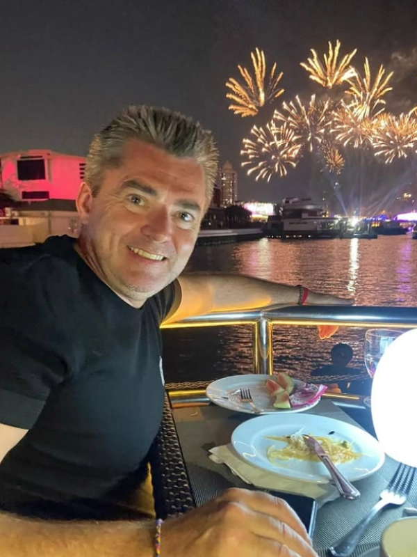 Jante com fogos no Chao Phraya Princess Cruise