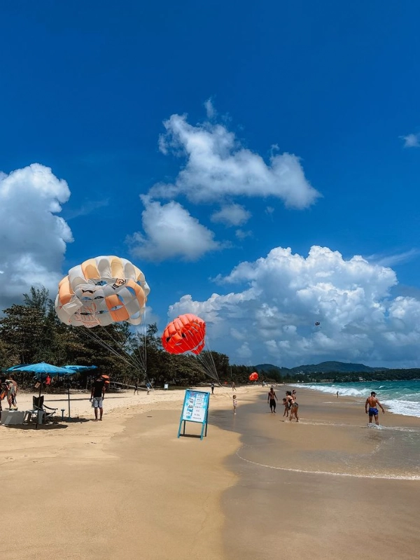 Karon Beach une paisagens e diversão à beira mar