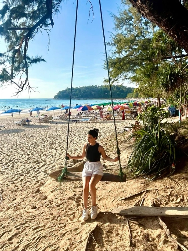 Kata Beach encanta com ondas suaves e brancas