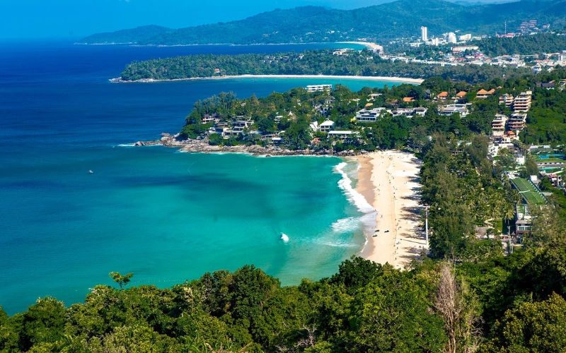 Kata Yai, a maior praia, oferece esportes aquáticos como surfe, caiaque e mergulho com snorkel, e se transforma em um deslumbrante cenário romântico ao pôr do sol