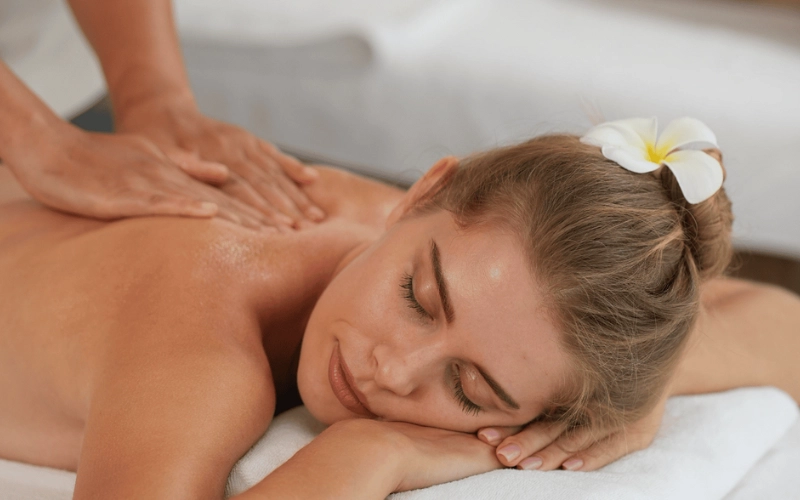Kata oferece spas à beira-mar e centros profissionais com massagens tailandesas e pacotes completos de tratamentos corporais