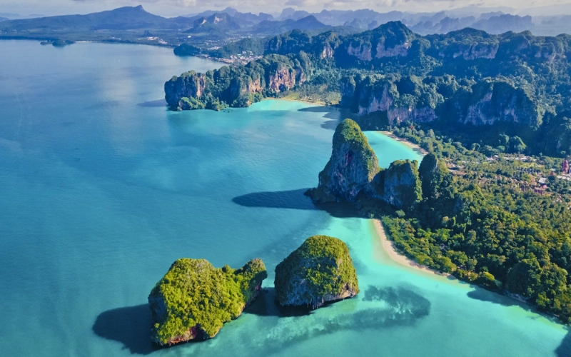 Krabi é joia costeira com falésias e beleza natural