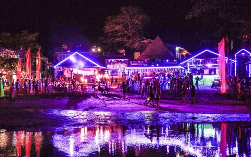 Loh Dalum vibra com festas noturnas na praia
