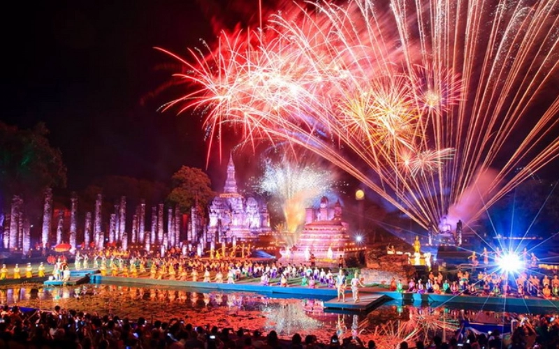 Loy Krathong ilumina águas cristalinas de Phuket