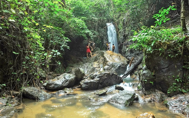 Aproveite uma caminhada revigorante até a Cachoeira Bang Pae, o refúgio natural de Phuket em novembro