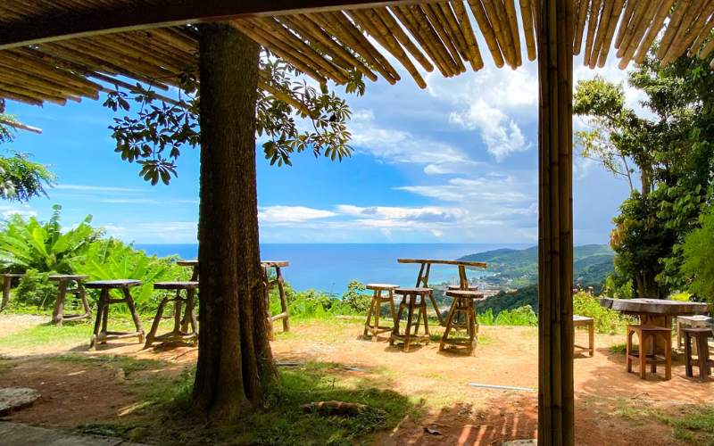 Nak Kerd Café mostra vista com mar e baía Chalong