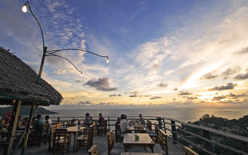O After Beach Bar é um bar rústico no alto da colina, com vista para o pôr do sol e música do Bob Marley