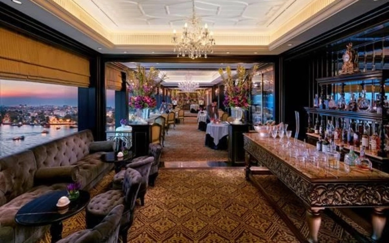 O Le Normandie oferece alta gastronomia francesa com vista para o rio e 2 estrelas Michelin