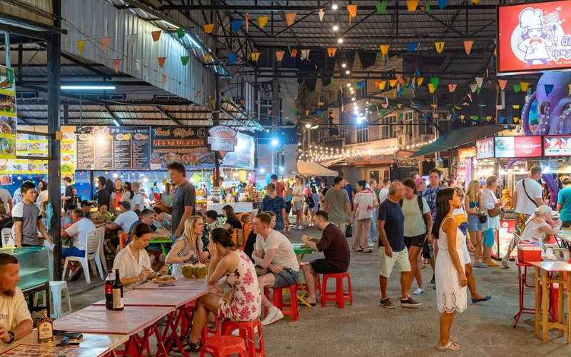 O Mercado Noturno de Kata, na Patak Road, oferece comida de rua tailandesa, souvenirs e roupas em um ambiente animado