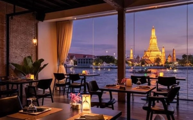 O Sala Rattanakosin oferece uma vista deslumbrante do pôr do sol no Wat Arun com sabores tailandeses