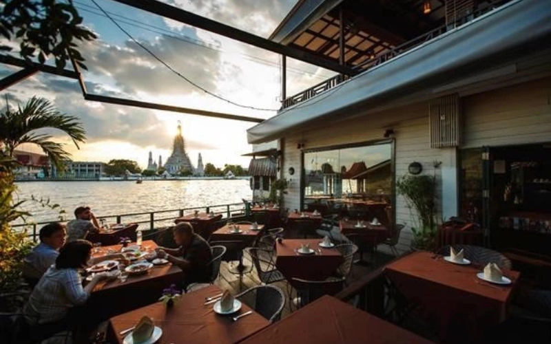 O The Deck, do Arun Residence, oferece refeições à beira do rio com vistas impressionantes do Wat Arun