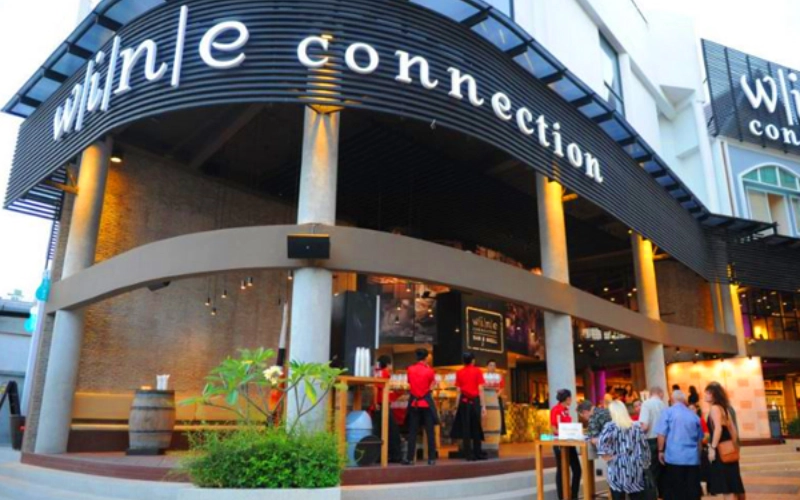 O Wine Connection Bistro Kata é um restaurante familiar com pratos variados e uma ampla carta de vinhos