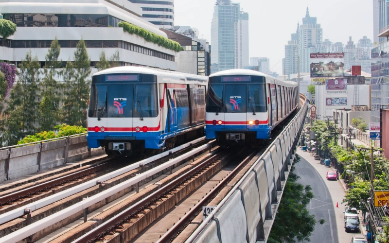 Os trens BTS e MRT são rápidos e evitam os engarrafamentos