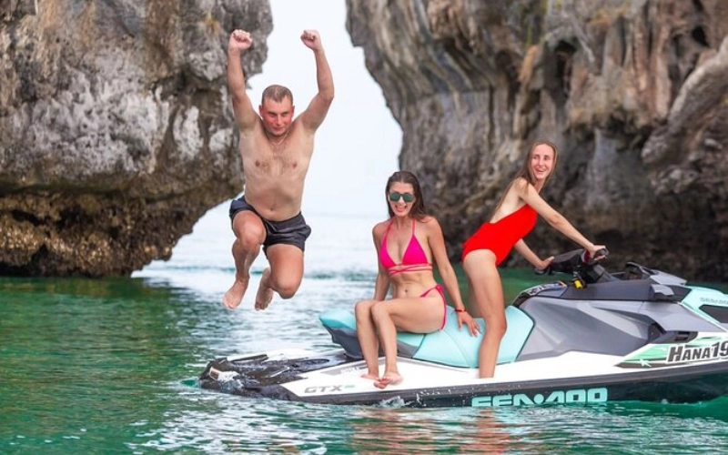 Os visitantes podem praticar jet ski na Praia de Kata