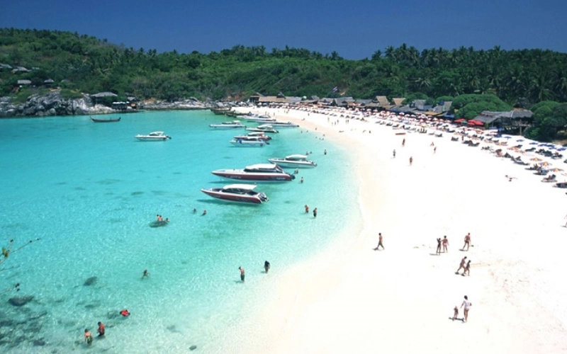Patong Beach brilha com encanto aos olhos de quem chega