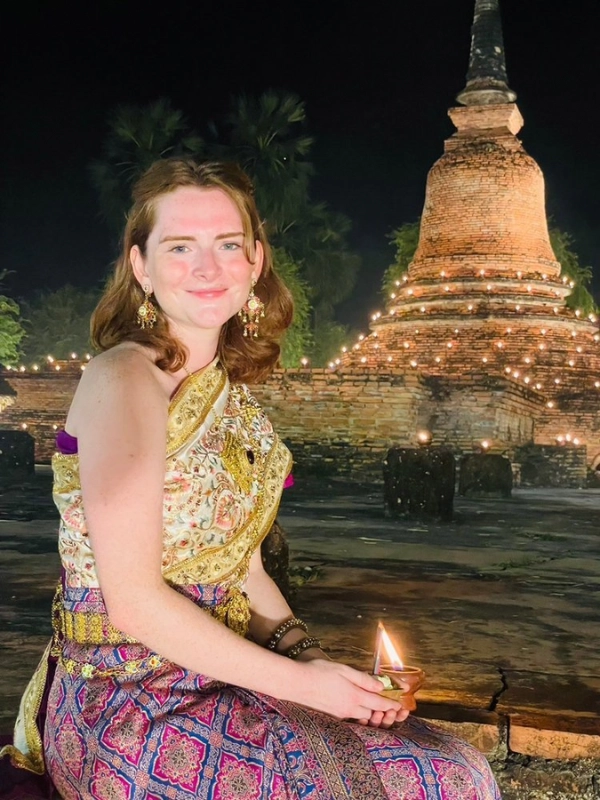 Pessoas vivenciam beleza e cultura no Loy Krathong