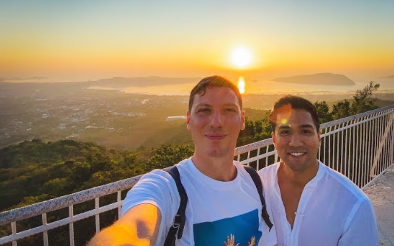 Pôr do sol no Buda cria cenário sereno e belo