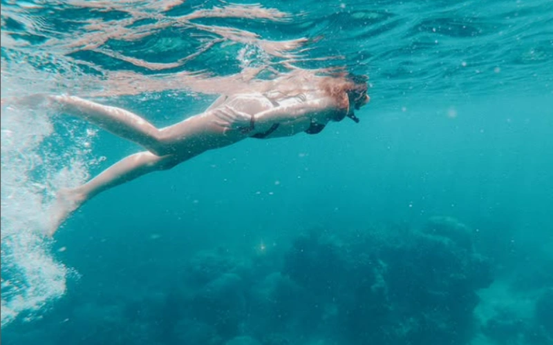 Recifes recebem snorkelers nas águas de Koh Nang Yuan