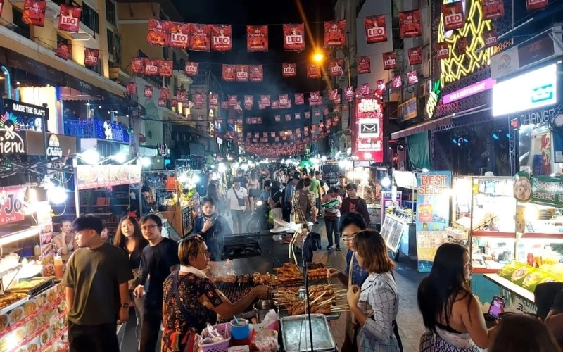 Sabores de rua e energia marcam Khao San Road
