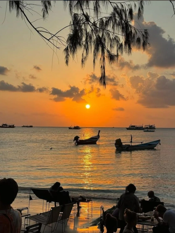 Sairee Beach oferece areias douradas e pôr do sol