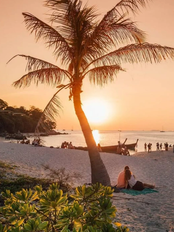 Sunset Beach pinta o céu dourado para os casais