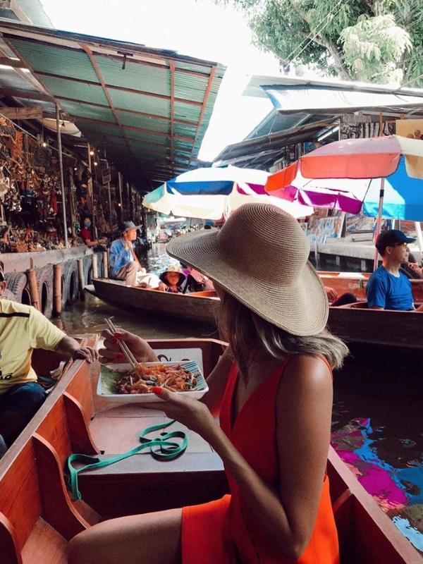 Tenha baht tailandês para comida e transporte