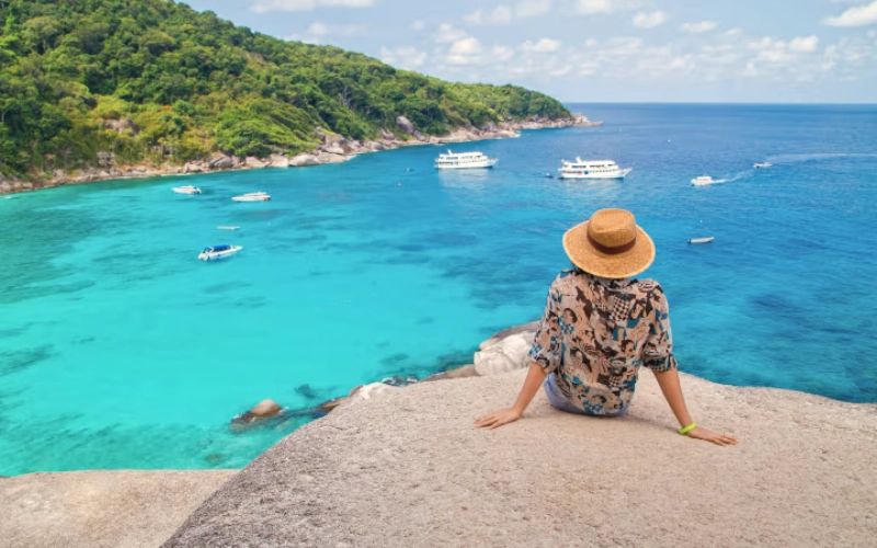 Trilha na floresta mostra vistas elevadas de Similan