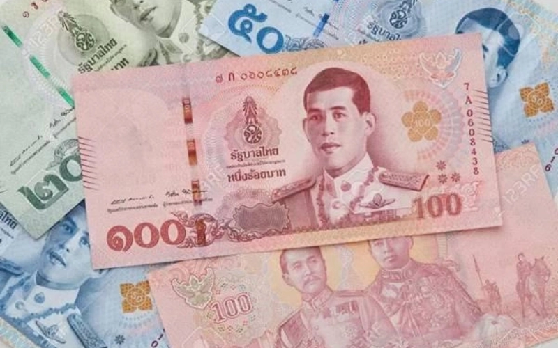 Viajantes usam baht tailandês diariamente para compras em mercados, corridas de tuk-tuk e refeições rápidas locais