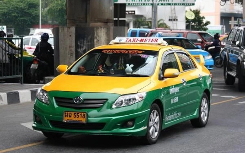Visitantes acham os táxis de Bangkok convenientes, mas devem sempre pedir o taxímetro