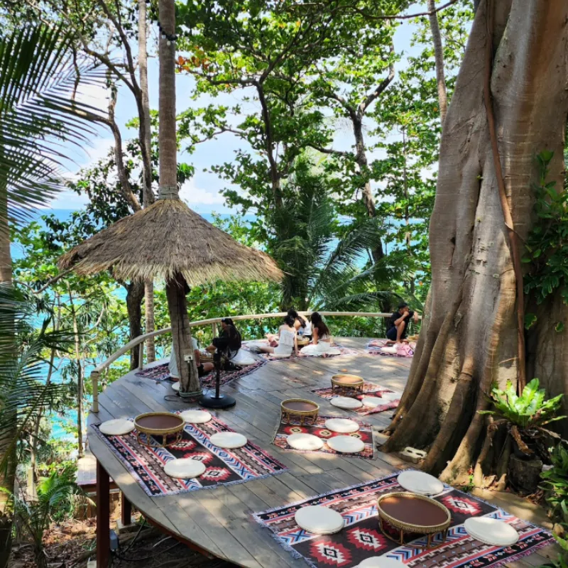 Viva a calma de Karon entre mar e natureza