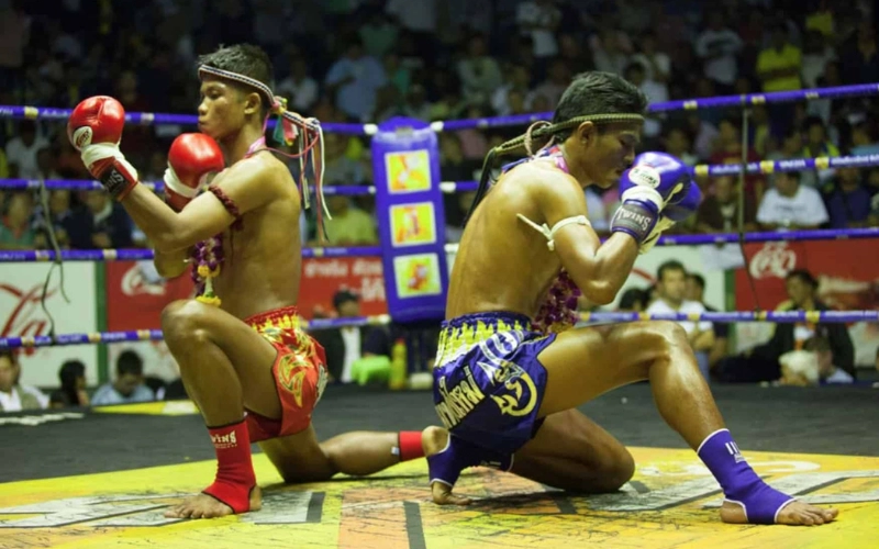 Viva a cultura tailandesa em luta de Muay Thai