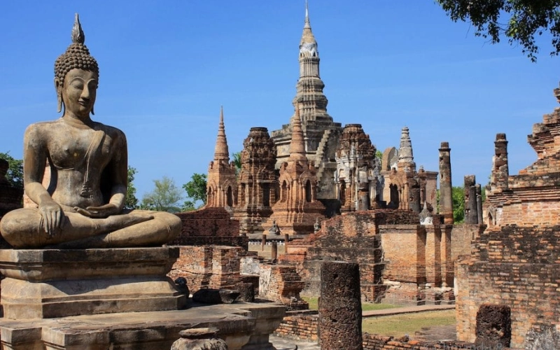 Wat Mahathat mostra arquitetura antiga do parque