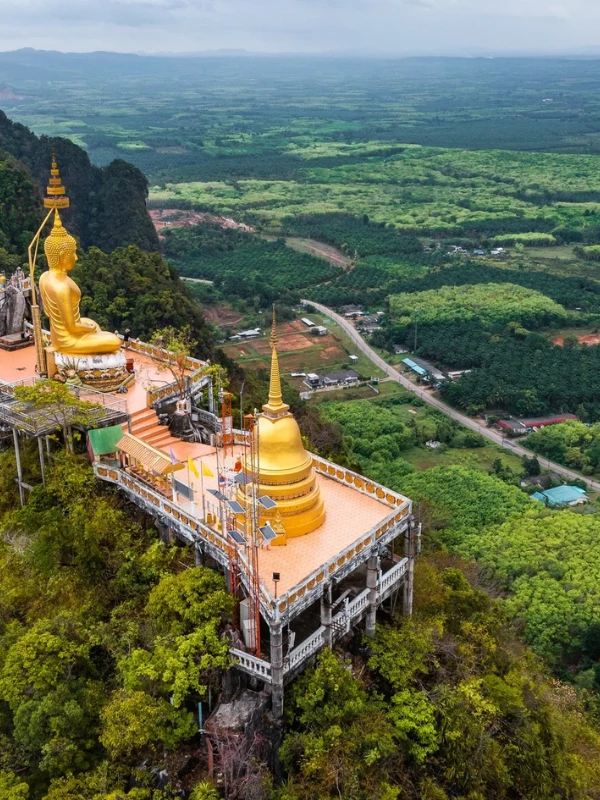 Chedi Dourado no alto oferece vista e oração