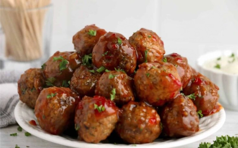 Coma almôndegas com molho picante