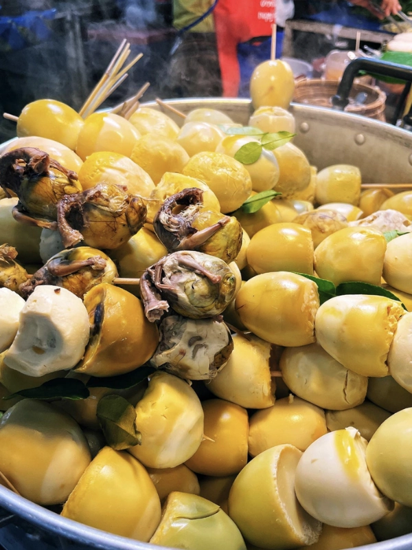 Coma ovo de pato com embrião