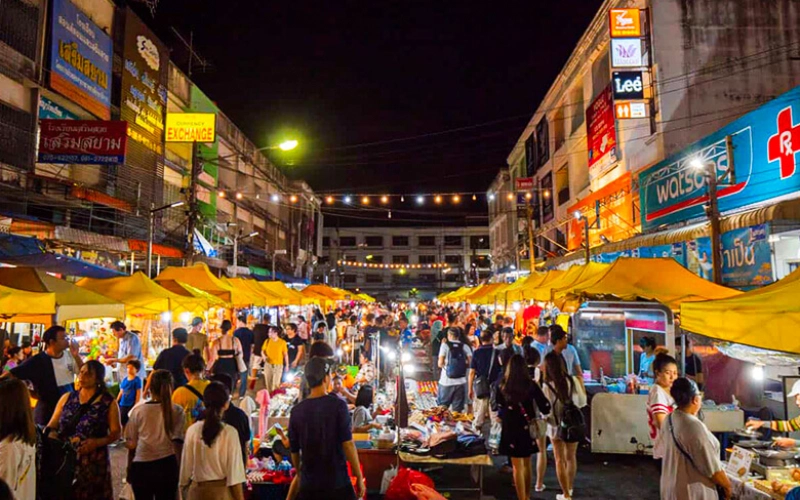 Curta a noite no mercado de Ao Nang