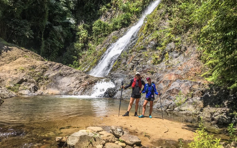 Explore Khao Phanom Bencha em trilhas leves