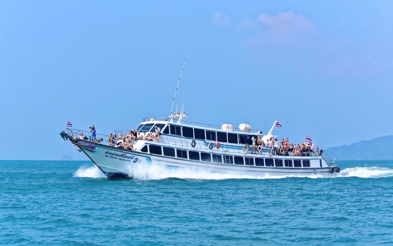 Ferry Phuket Railay faz trajeto suave de 2h30