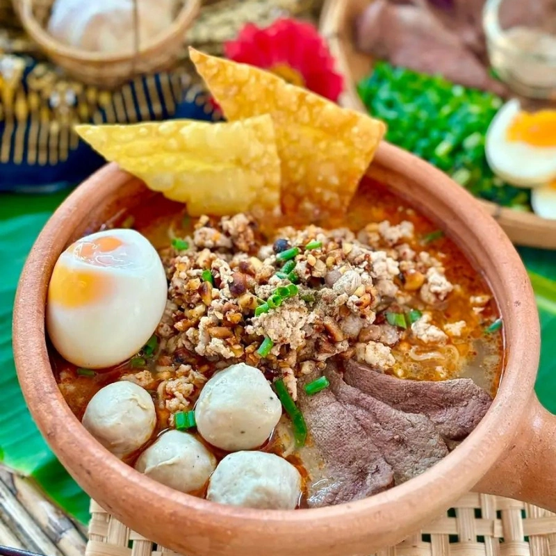 Guay Tiew é sopa tailandesa de macarrão com carne