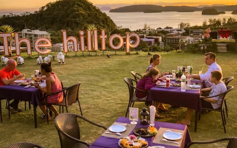 Hilltop Ao Nang encanta com vista do pôr do sol