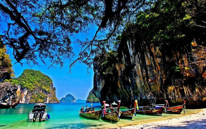 Koh Lao Lading tem corais vivos e águas claras