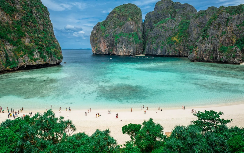 Maya Bay tem areia branca e águas cristalinas