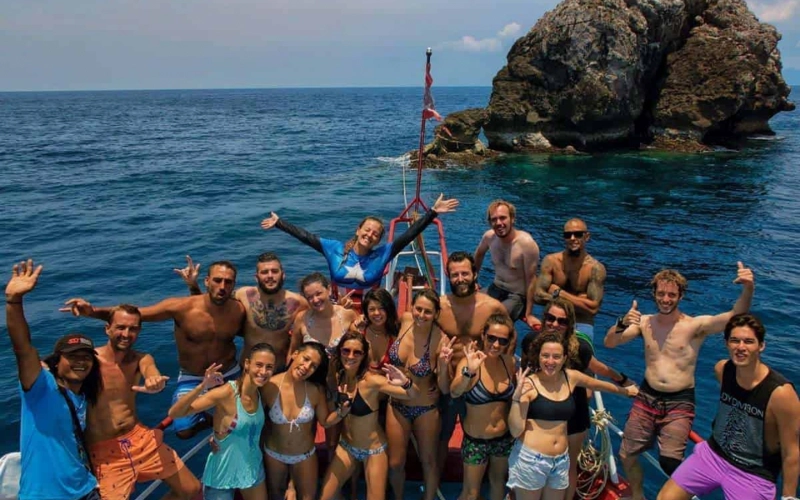 Mergulhe e aproveite Sail Rock