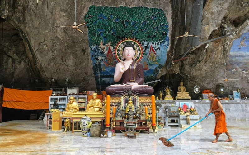 Monges vivem nas cavernas cheias de simbolismo