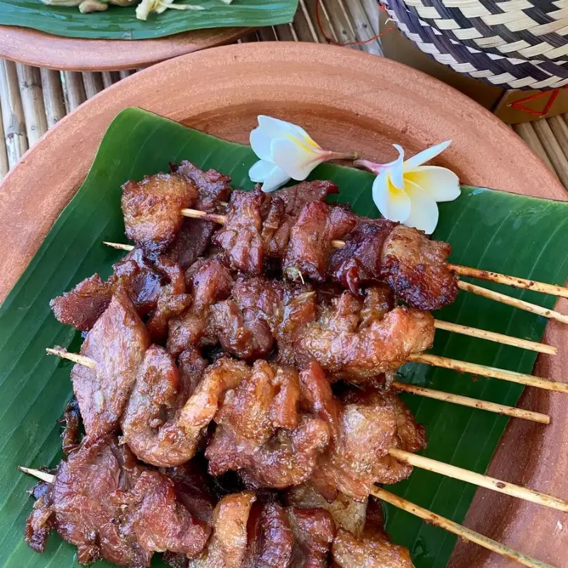 Moo Ping é espetinho de porco grelhado saboroso