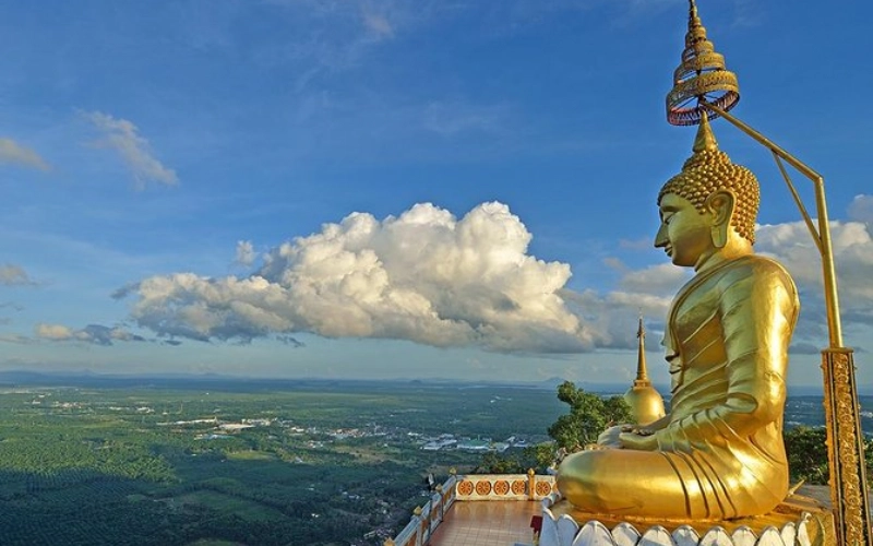 No topo está Buda dourado em paz meditativa