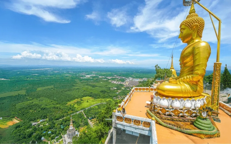 No topo há uma grande estátua dourada de Buda