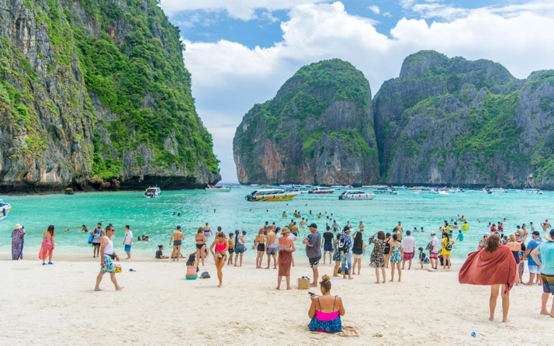 Phi Phi tem praias famosas vistas de Maya Bay e vida