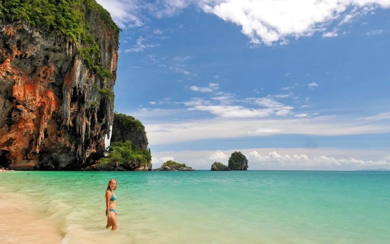 Railay encanta com falésias cavernas e sem carros