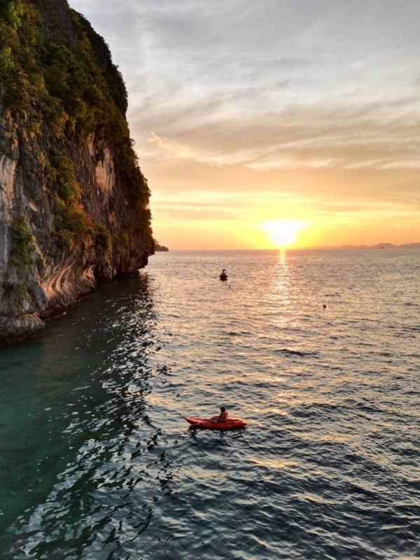 Railay West oferece caiaque entre cavernas e mar